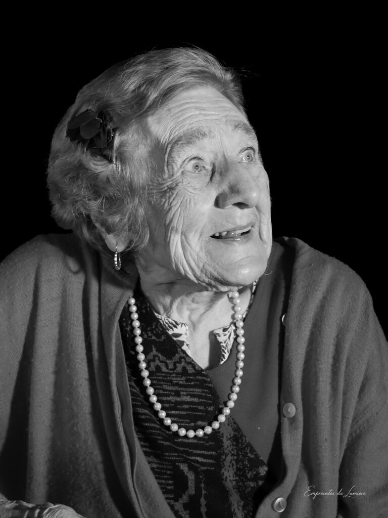 Portrait noir et blanc d’une résidente en EHPAD réalisé par Empreintes de Lumière
